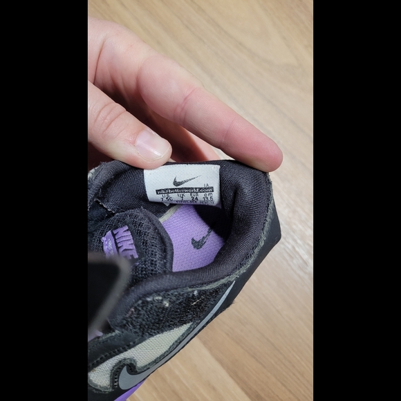 Kids 7.5C Nike Purple and Black Shoes - Picture 5 of 6